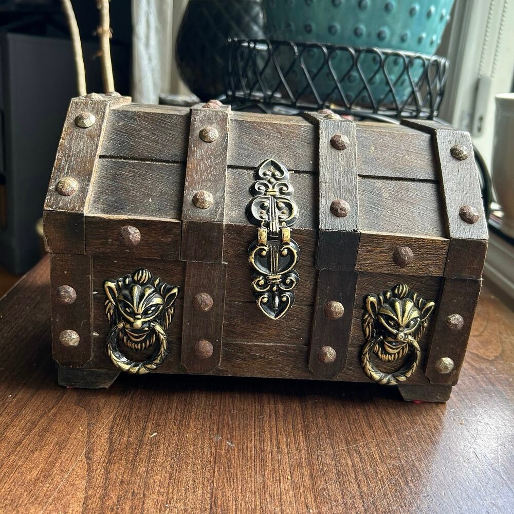 Vintage Wood Chest Metal Lion Decor Gothic Japan Halloween treasure
